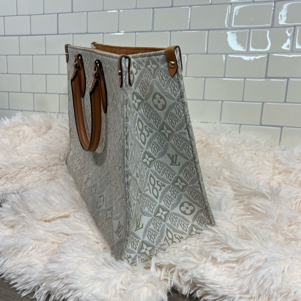 Louis Vuitton Jacquard 1854 Onthego MM in Creme - Picture 4 of 12